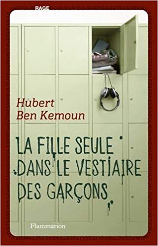 la fille seule dans le vestiaire des garçons